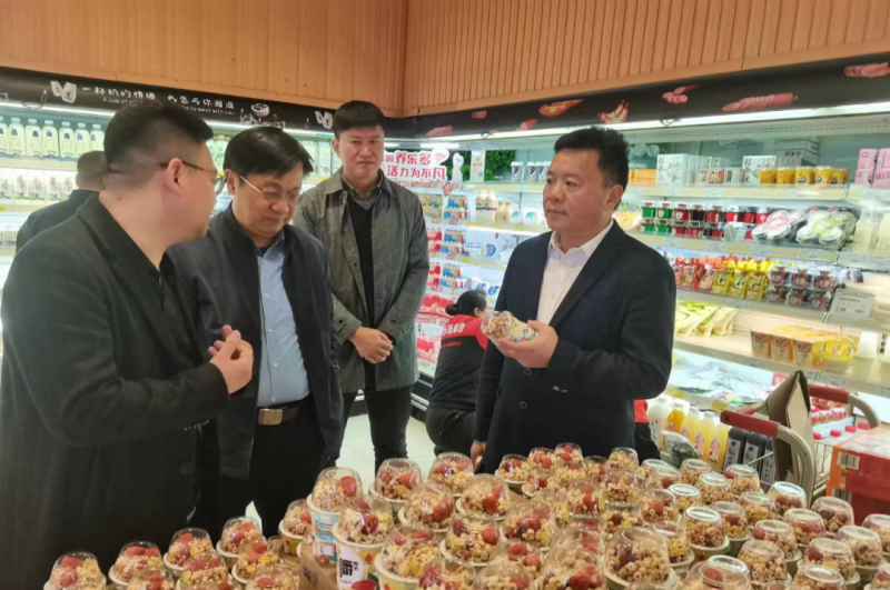 走訪調(diào)研拓市場(chǎng) 凝心聚力謀發(fā)展--花花牛乳業(yè)集團(tuán)黨委書(shū)記、董事長(zhǎng)唐洪峰一行走訪銷售終端